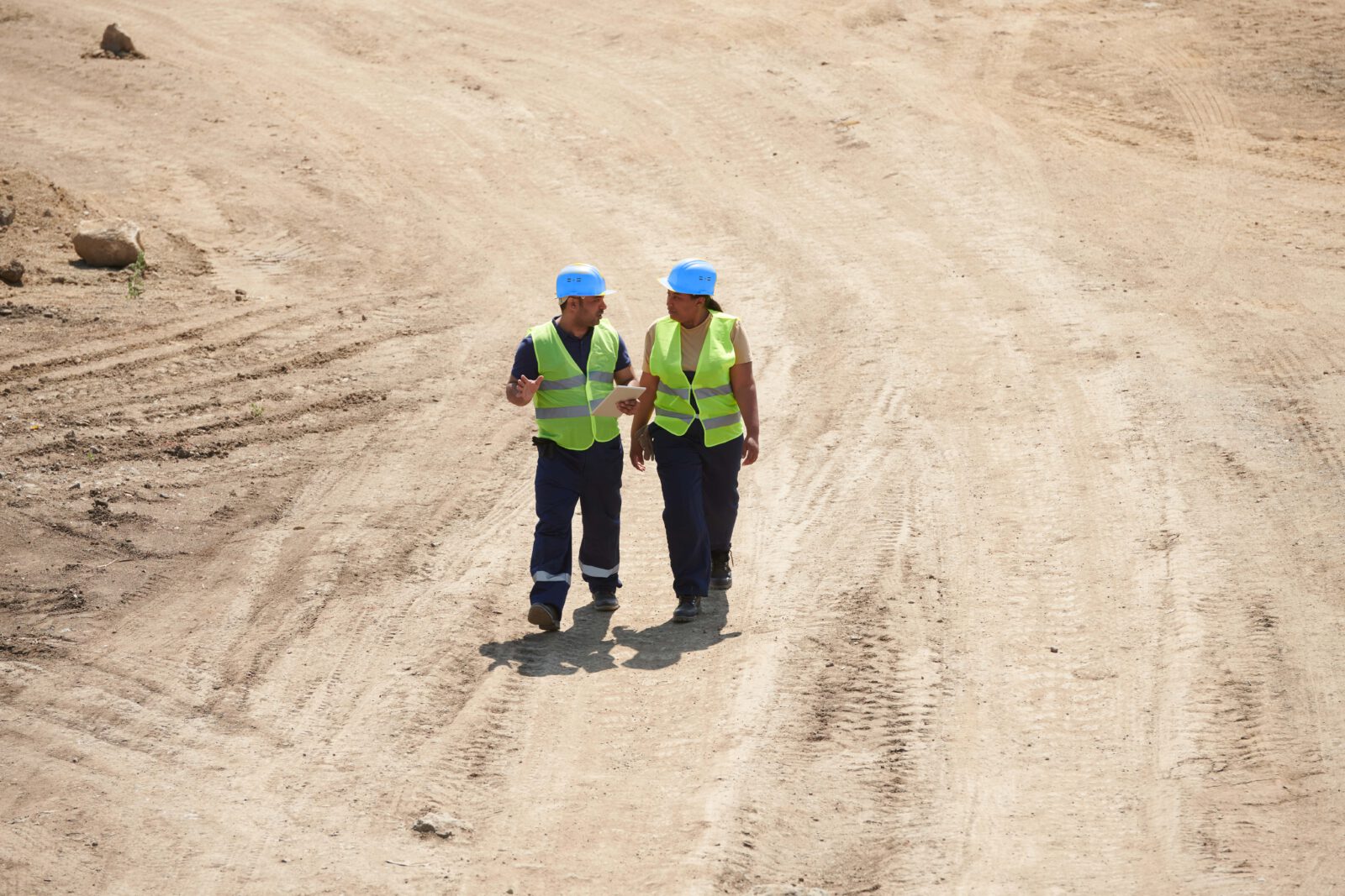 Mitarbeiter eines Bauunternehmens auf der Baustelle